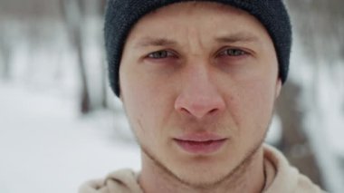 Güzellik uzmanının elleri sağlık spa ziyaretçisinin yüzüne ve boynuna maske takıyor.