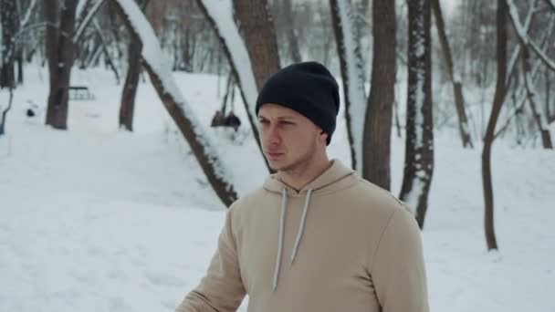 Hombre comenzando a correr en el frío parque de invierno — Vídeos de Stock
