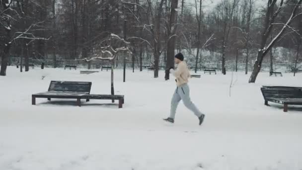 Corsa al rallentatore nel parco invernale — Video Stock