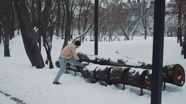 Passform man motionerar i vinterpark — Stockvideo