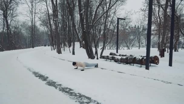 适合男人在雪地上锻炼和撒尿 — 图库视频影像