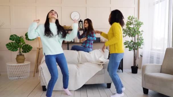 Amici multietnici che fanno festa a casa — Video Stock