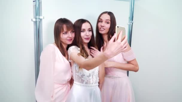 Blogger em vestido de noiva e damas de honra streaming de salão — Vídeo de Stock