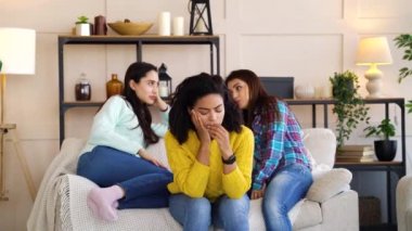 Oda arkadaşları depresyondaki bir kadının arkasından dedikodu yapıyorlar.