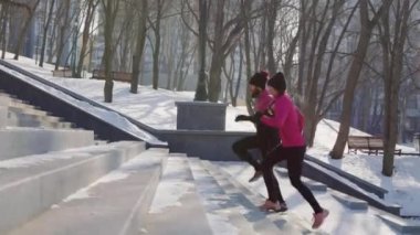 Parkta koşan zinde bir çift.