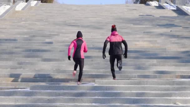 Atletisch koppel loopt de trap op in het park — Stockvideo