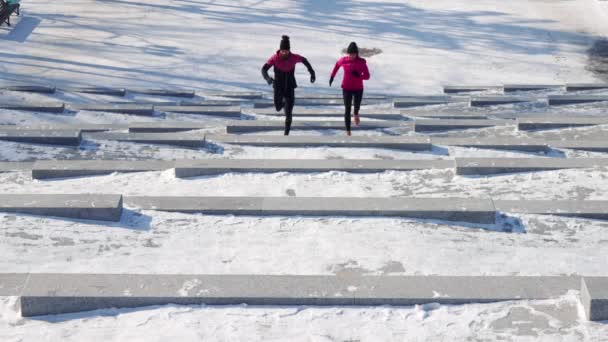 Přizpůsobit pár běží na schodech v zimě — Stock video