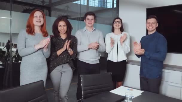 Équipe d'affaires regardant la caméra et applaudissements au bureau — Video