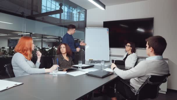 Manager rapporteert over de voortgang van het bedrijf op zakelijke bijeenkomst — Stockvideo