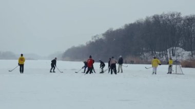 Kharkiv, Ukrayna - 20 Şubat 2021: Buz nehri üzerinde hokey oyuncuları