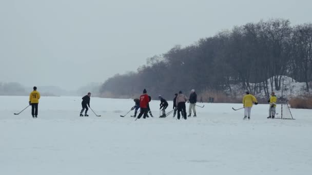 Харьков, Украина - 20 февраля 2021 года: хоккеисты на замерзшей реке — стоковое видео
