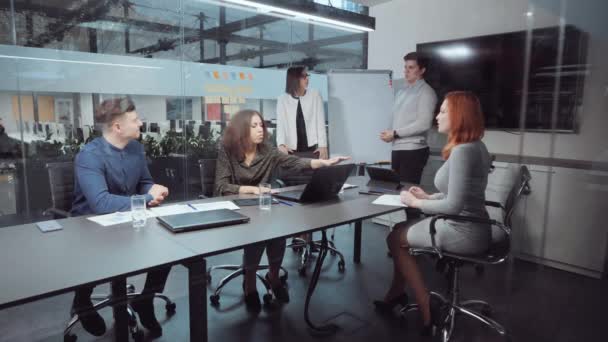 Wieloetniczny zespół biznesowy mający spotkanie w biurze — Wideo stockowe