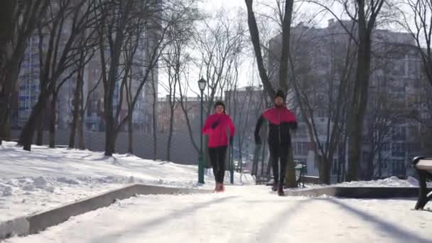 Paar Jogger im Winterpark in Zeitlupe — Stockvideo