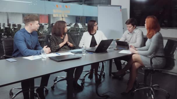 Команда стартапов проводит деловую встречу в дружественной атмосфере — стоковое видео