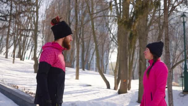 Amigos dando cinco altos después de trotar en invierno — Vídeos de Stock