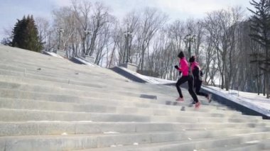 Yavaş çekimde insanlar şehirde merdivenlerde koşuyor.