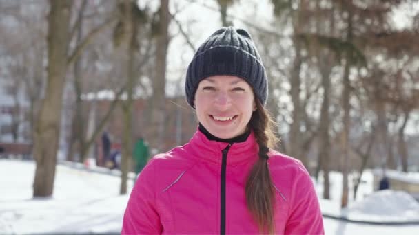 Kış parkında başparmağını gösteren mutlu kadın. — Stok video