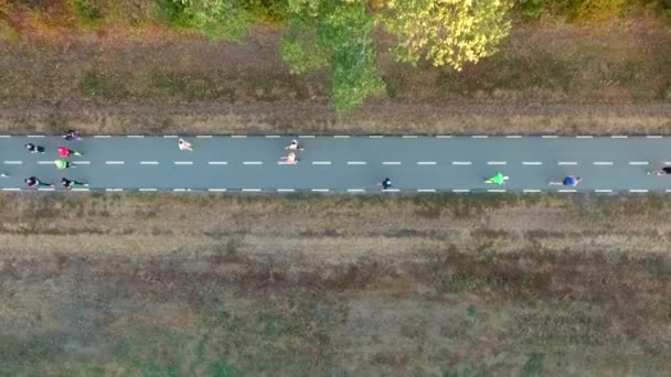 Aerial of people running marathon on lane — стоковое видео