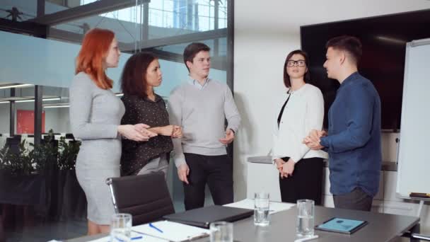 Equipe de negócios de inicialização brainstorming no escritório — Vídeo de Stock