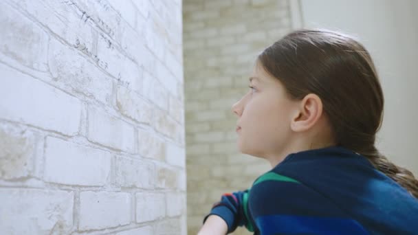 Flicka lösa matematik ekvationer på tapeter — Stockvideo