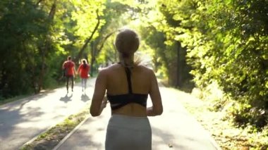 Parkta koşan seksi sarışın kadın.