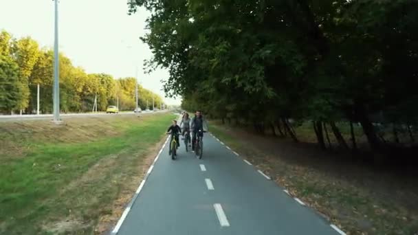 Aktiv familj på cykeltur nära skog — Stockvideo