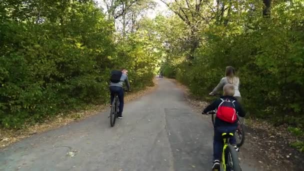 Ciclismo familiar de cámara lenta en el parque — Vídeos de Stock