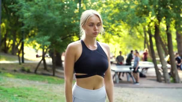 Femme se concentrer avant de faire du jogging dans le parc — Video