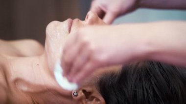 Sağlık spa müşterisinin yüzündeki kremi çıkarıyorum.