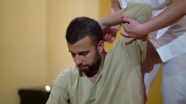 Homem recebendo massagem tailandesa no spa de bem-estar — Vídeo de Stock