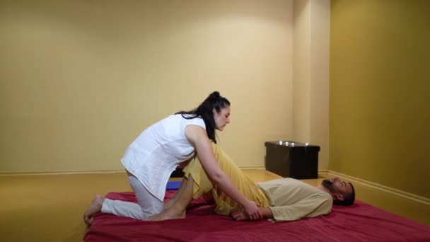 Therapist finishing Thai massage for male customer — Stock Video