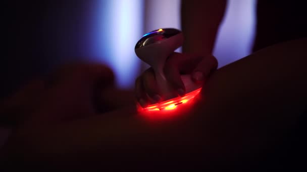 Red light therapy for wellness spa customer — Stock Video