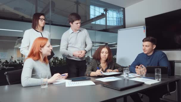 Zespół biznesowy burza mózgów na spotkaniu w biurze — Wideo stockowe
