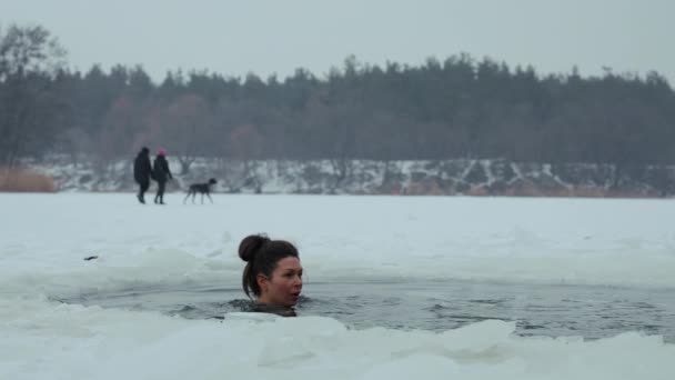 Donna immergersi nel buco di ghiaccio nel fiume congelato — Video Stock