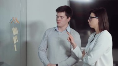 Proje yöneticileri Agile yönetim kurulu tarafından iş akışını tartışıyor