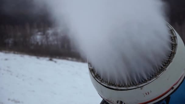 Snö gör maskinen producerar snö på skidorten — Stockvideo