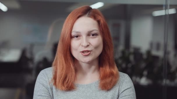 Mujer mirando a la cámara y hablando durante la reunión en línea — Vídeos de Stock