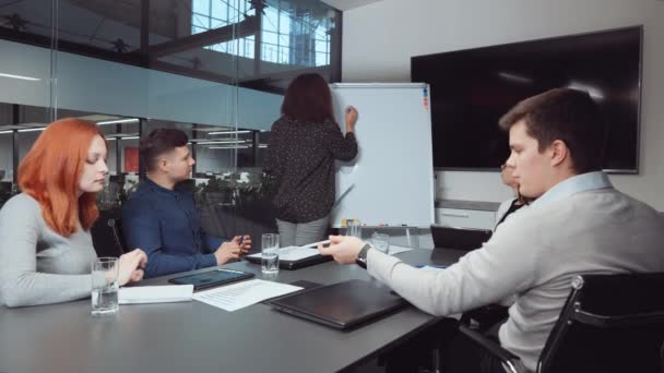 Directora negra dibujando gráfico de crecimiento en reunión de negocios — Vídeos de Stock