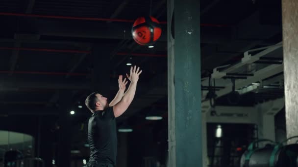Hombre haciendo ejercicio con balón de medicina en el gimnasio — Vídeos de Stock