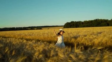 Küçük kız ailesine koşuyor.