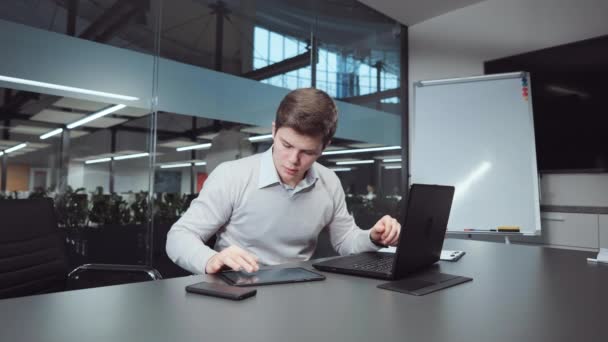 Biznesmen przygotowujący sprawozdanie urzędujący — Wideo stockowe