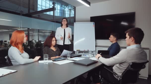 Женщина-менеджер сообщает о прогрессе на деловой встрече — стоковое видео