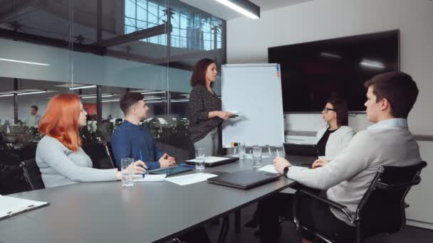 Analista nera che riferisce sul successo finanziario alla riunione di lavoro — Video Stock