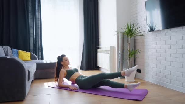 Mulher fazendo treinamento de fitness em casa — Vídeo de Stock