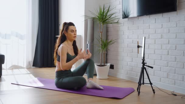 Blogueur fitness enregistrement vidéo à la maison — Video