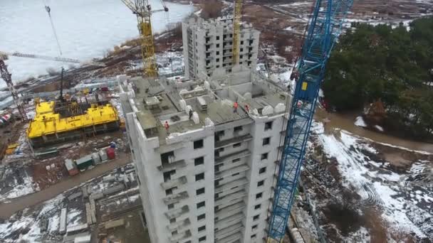 Aérea de personas que trabajan en la obra de construcción de rascacielos — Vídeo de stock