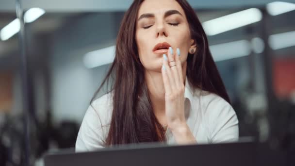 Стрессовая деловая женщина с ноутбуком в офисе — стоковое видео