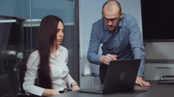 Szef i pracownik omawiający projekt w biurze — Wideo stockowe