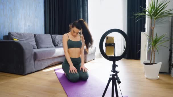 Fitness blogger exercícios de gravação para treinamento em casa — Vídeo de Stock