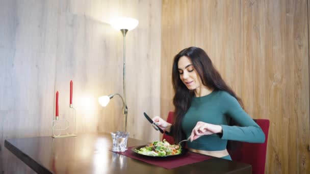 Mulher comendo salada saudável no lugar romântico — Vídeo de Stock